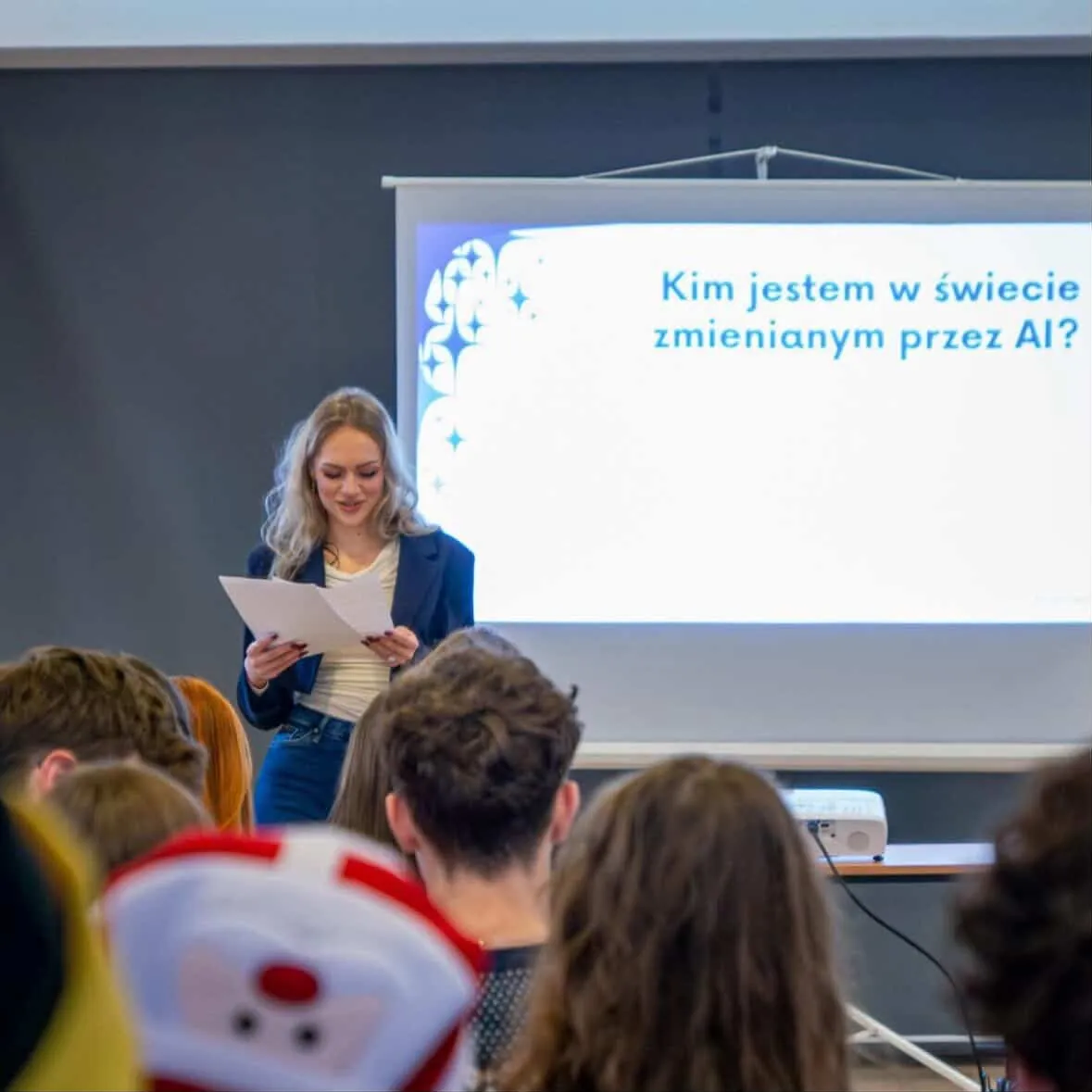 Prelegentka prowadzi wystąpienie o sztucznej inteligencji na wydarzeniu Realizac(ja)